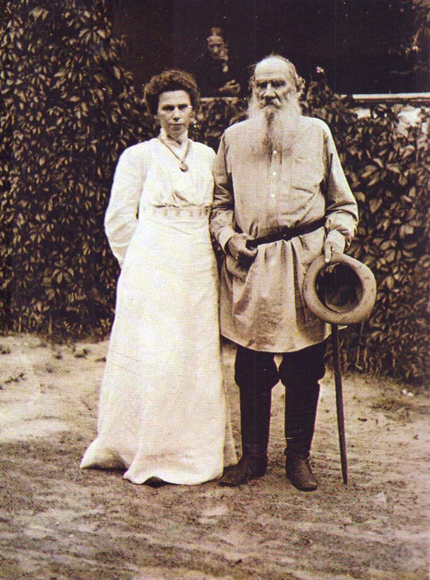 Л.Н. Толстой с дочерью Марией Львовной в Ясной Поляне. Фотография В.Г. Черткова. 1906 г.
