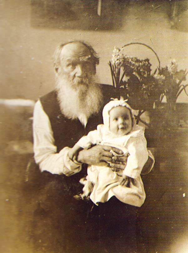 Л.Н. Толстой  с внучкой Танечкой Сухотиной, дочери Т.Л. Толстой. Фотография С.А. Толстой. 1906 г.