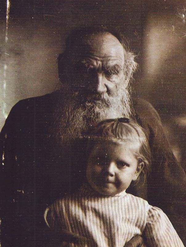 Л.Н. Толстой с внучкой Верой, дочерью И.Л. Толстого. Фотография В.Г. Черткова. 1906 г.