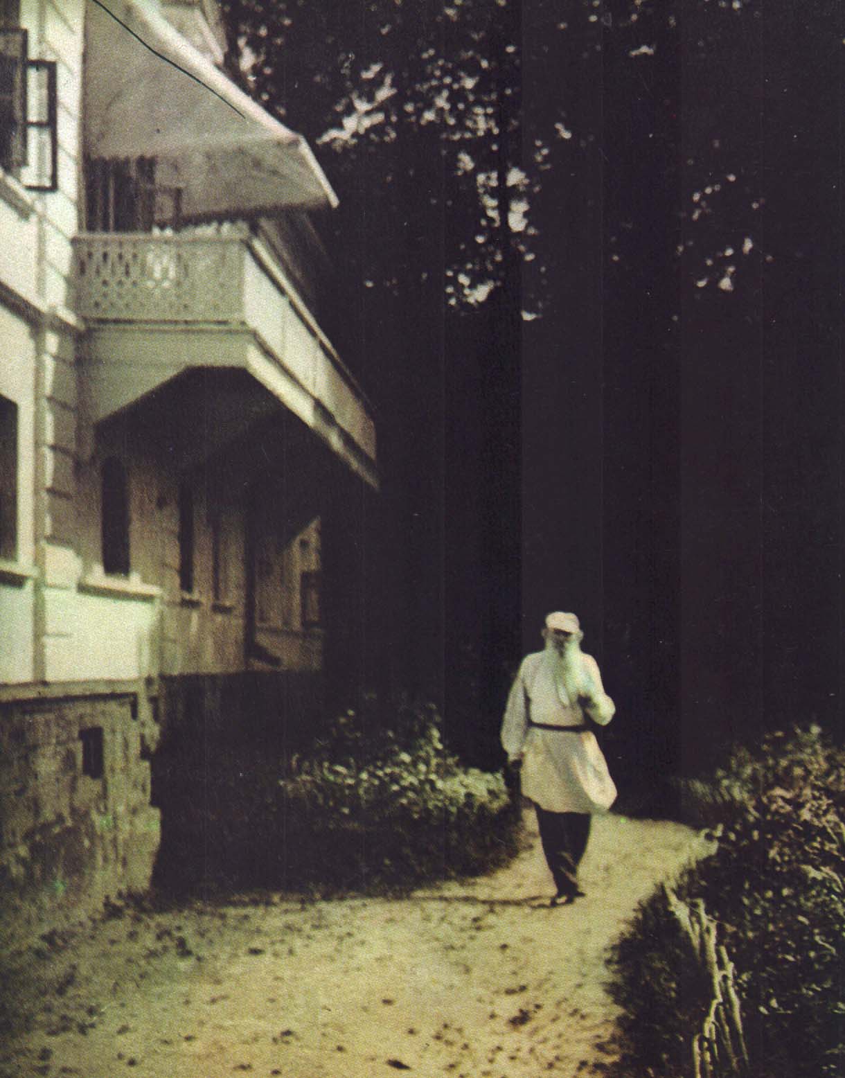 Л.Н. Толстой идет вдоль южного фасада яснополянского дома. Фотография В.Г. Черткова. 19076 г.