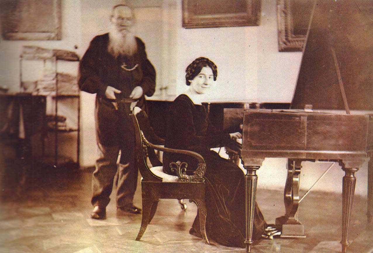 Л.Н. Толстой и польская пианистка Ванда Ландовска (1879-1959) в зале яснополянского дома. Фотография С.А. Толстой 1907 г.
