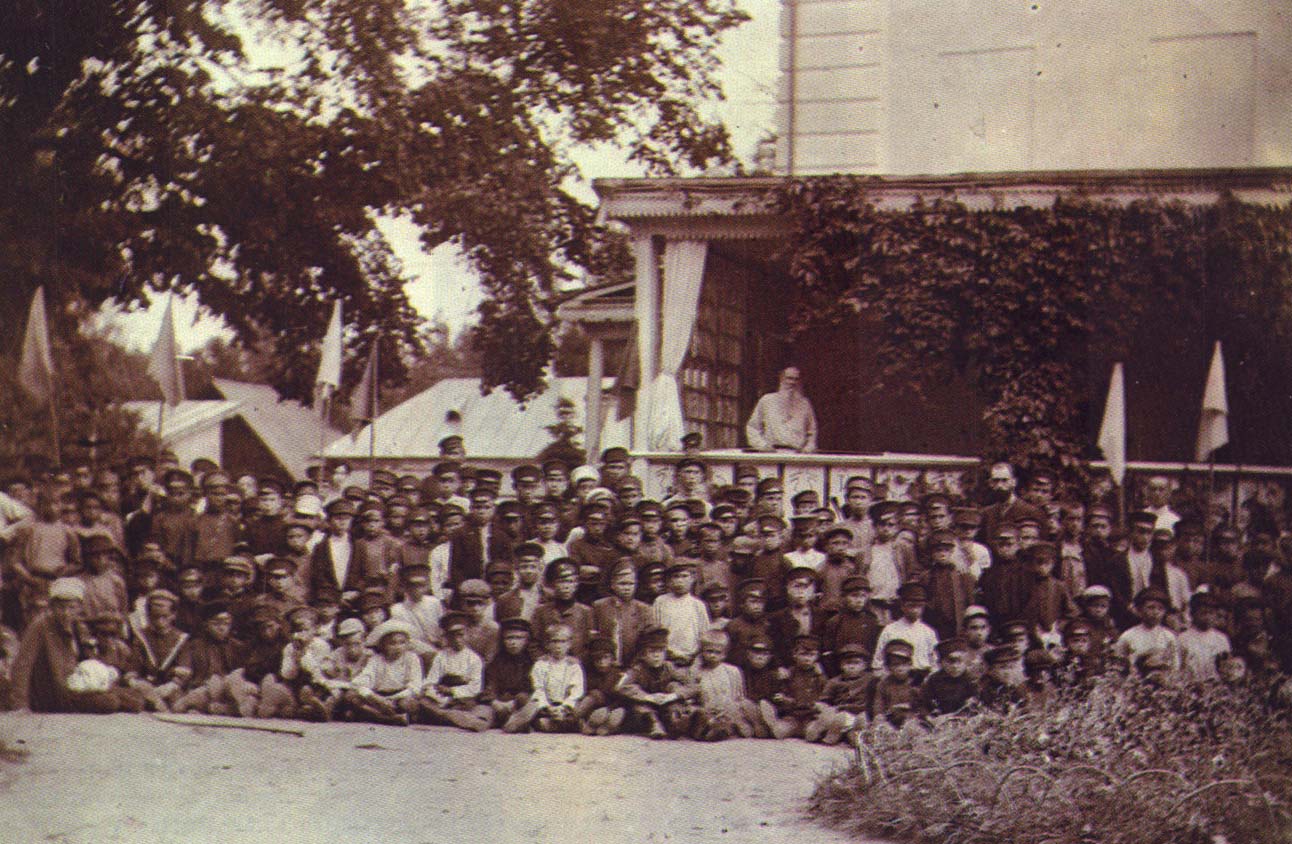 Тульские школьники в гостях у Л.Н. Толстого в Ясной поляне. Фотография С.А. Толстой. Июнь 1907 г.