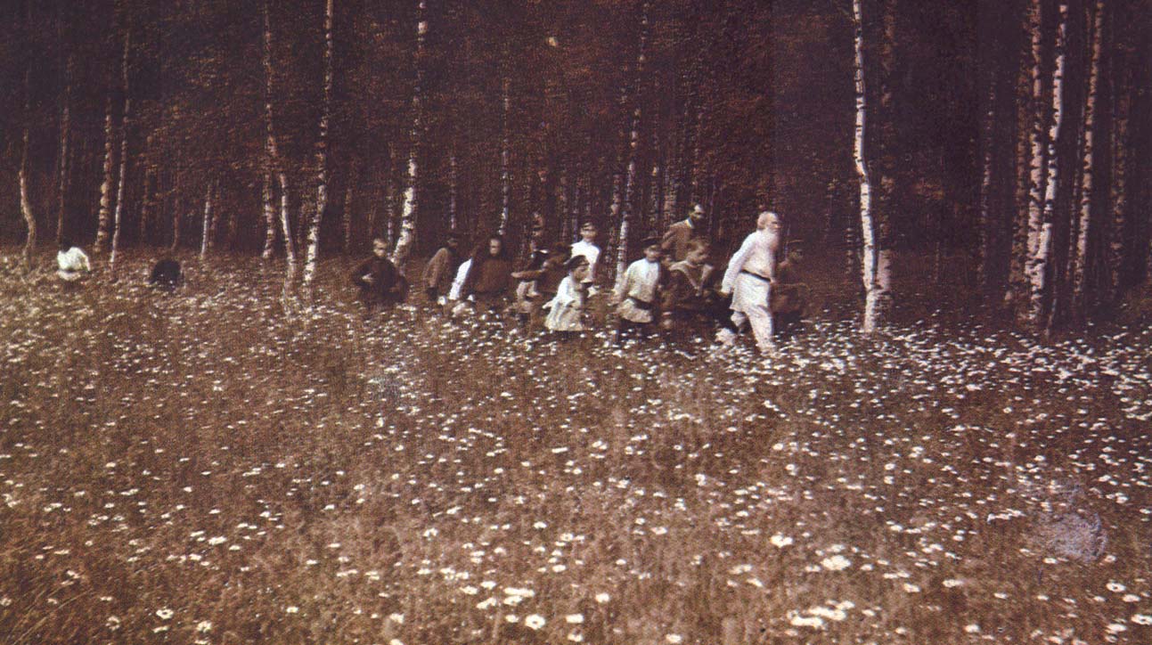 Л.Н. Толстой идет с тульскими школьниками купаться на речку Воронку. Фотография В.Г. Черткова. Июнь 1907 г.  Справа от Л.Н. толстого – литератор П.А. Сергеенко.