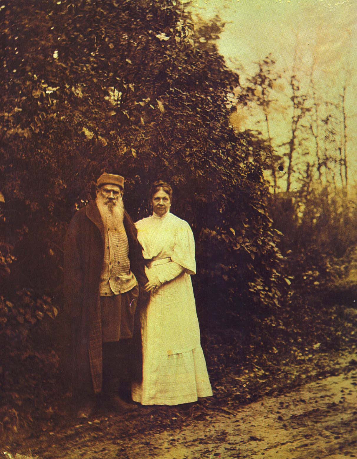 Л.Н. и. С.А. Толстые в годовщину свадьбы. 23 сентября 1905 г.  Фотография С.А. Толстой.
