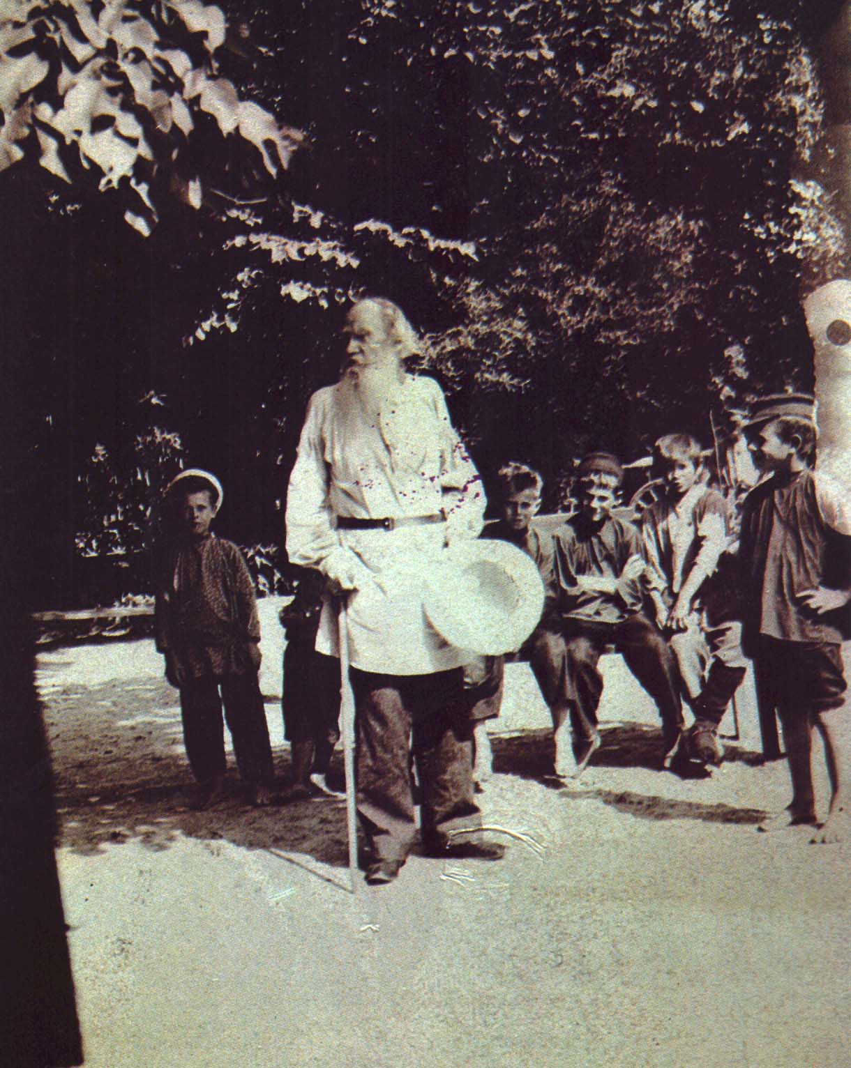 Л.Н. Толстой с крестьянскими детьми. Ясная Поляна. Фотография П.И. Бирюкова. 1905 г.