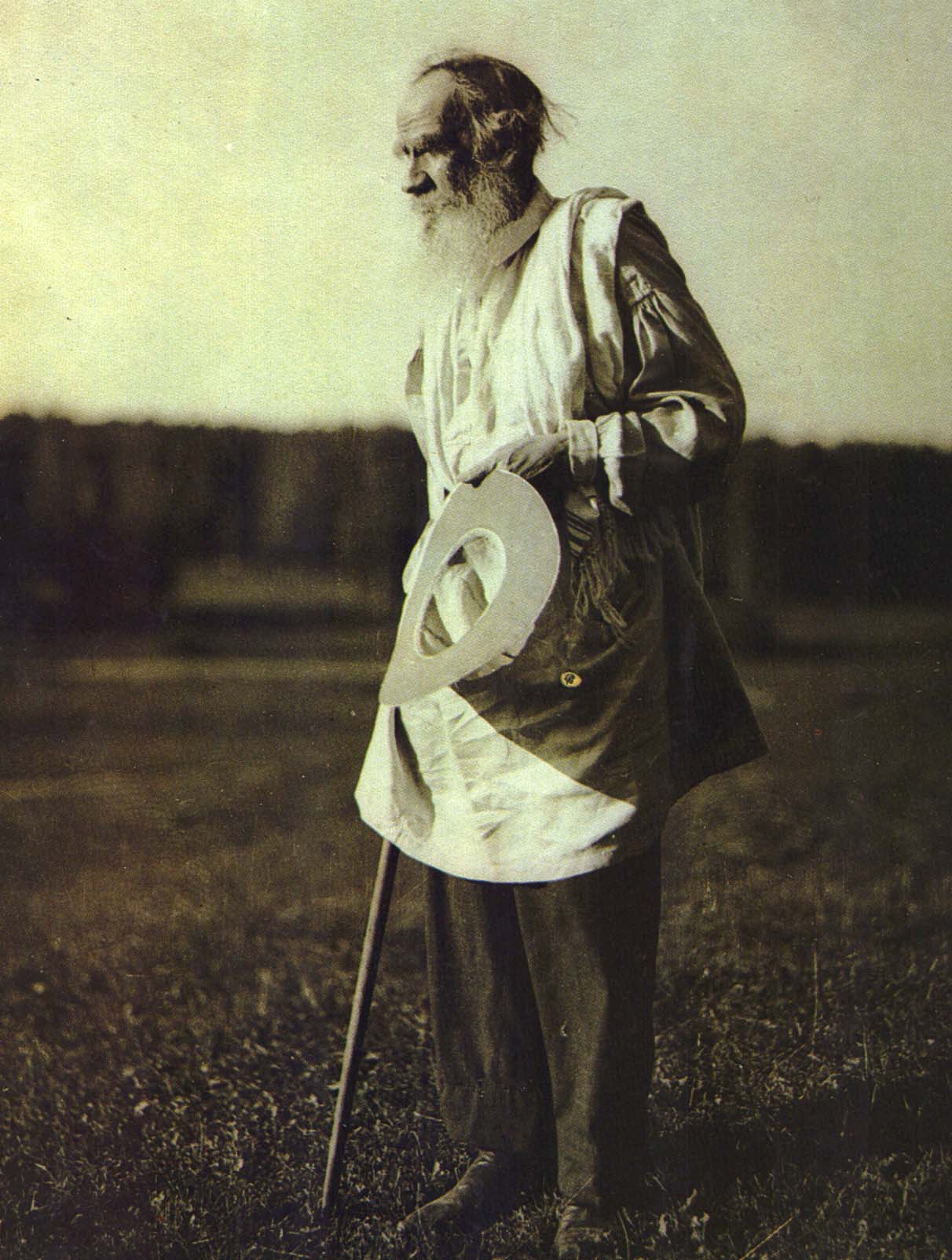 Л.Н. Толстой возвращается с купанья на реке Воронке. Ясная Поляна. Фотография В.Г. Черткова. 1905 г.
