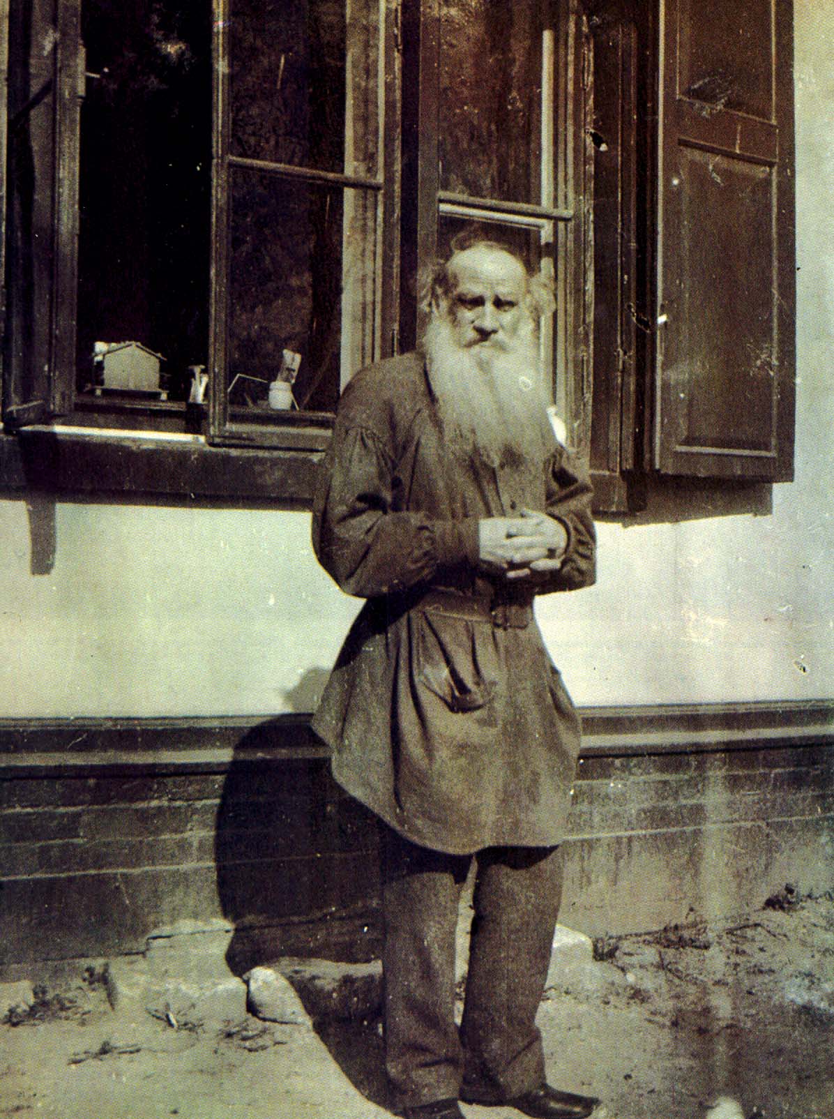 Л.Н. Толстой у окна дома в Хамовниках. Фотография И.Л. Толстого. 1899 г.
