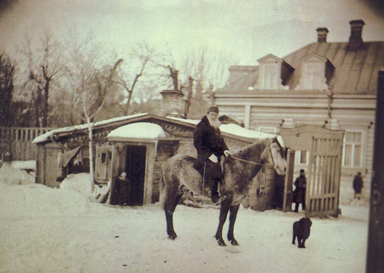 11	Л.Н. Толстой верхом на Тарпане во дворе хамовнического дома. Фотография С.А. Толстой. 1898 г.
