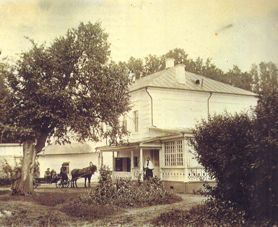 Дом Толстых в Ясной Поляне (со стороны террасы). Фотография С.А. Толстой. 1896 г.