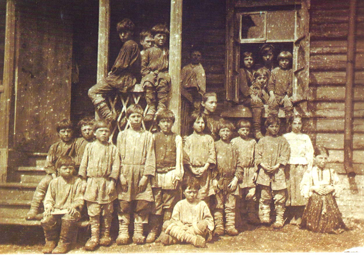 Крестьянские дети у крыльца сельской школы деревни Ясная Поляна. Фотография второй половины XIX в. Публикуется впервые.