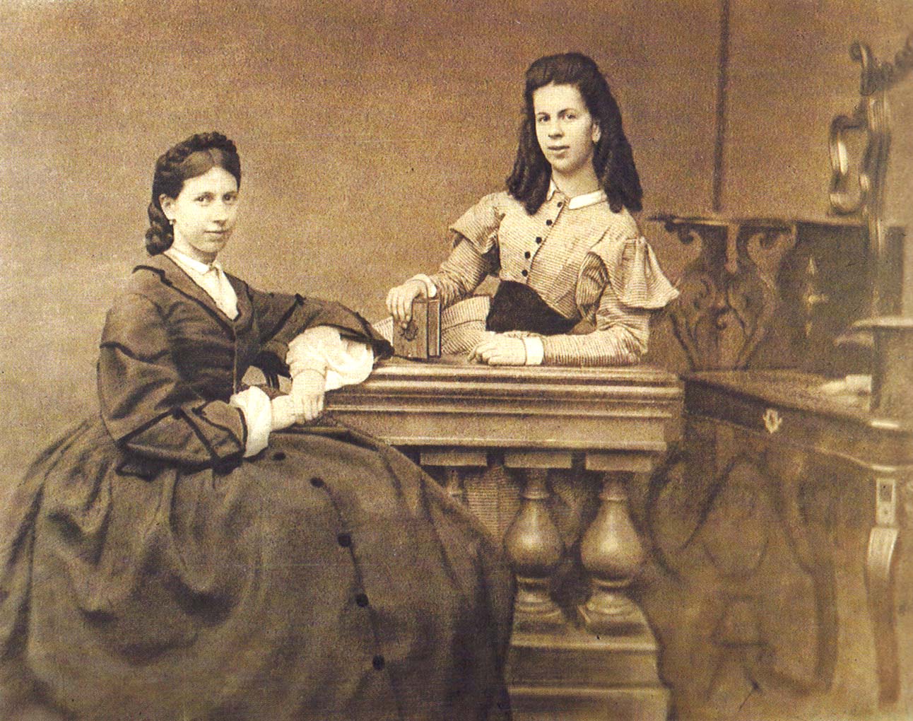 Сестры Софья (1844 – 1919) и Татьяна (1846 – 1925) Берс. Фотография 1861 г.