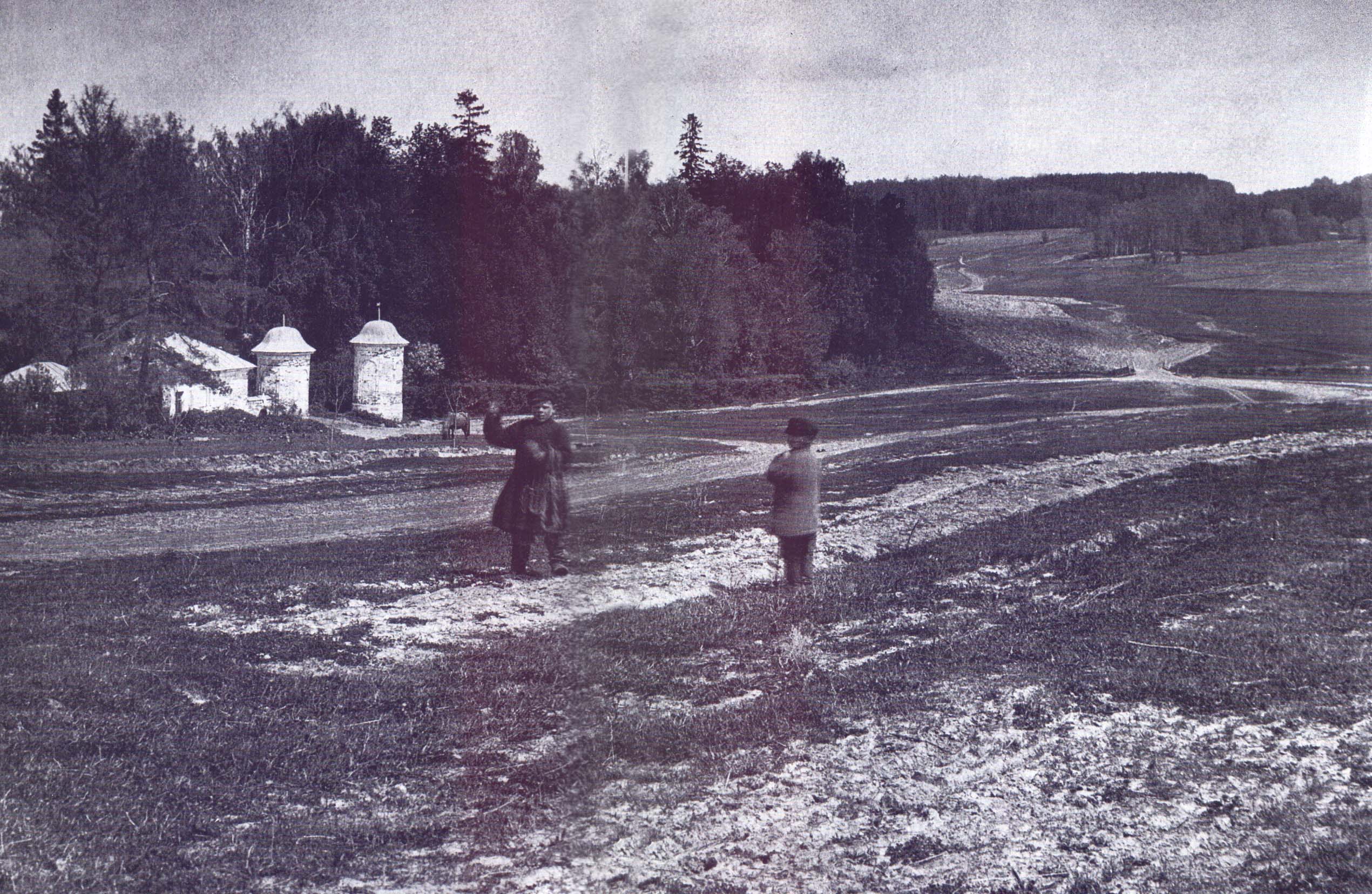Вид на въездные башни усадьбы Ясная Поляна и дорогу станции «Засека» со стороны деревни. Фотография начала 1900-х гг.