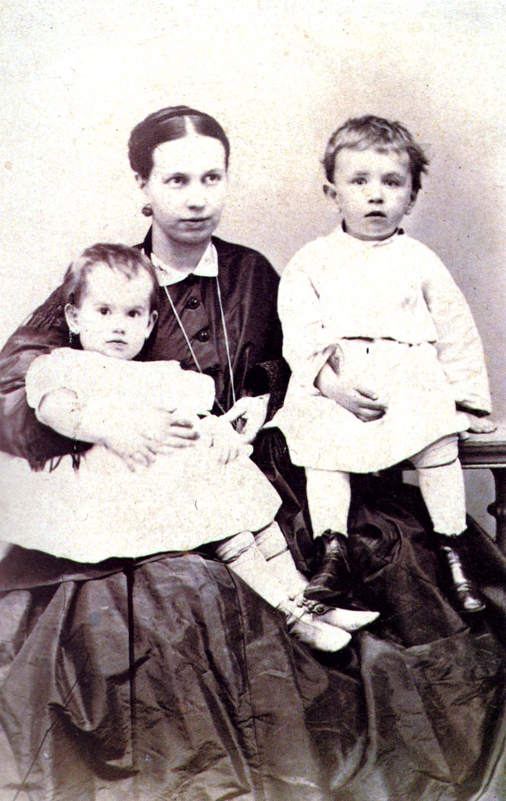 С.А. Толстая с детьми Сережей (справа) и Таней. Тула. Фотография. 1866 г.