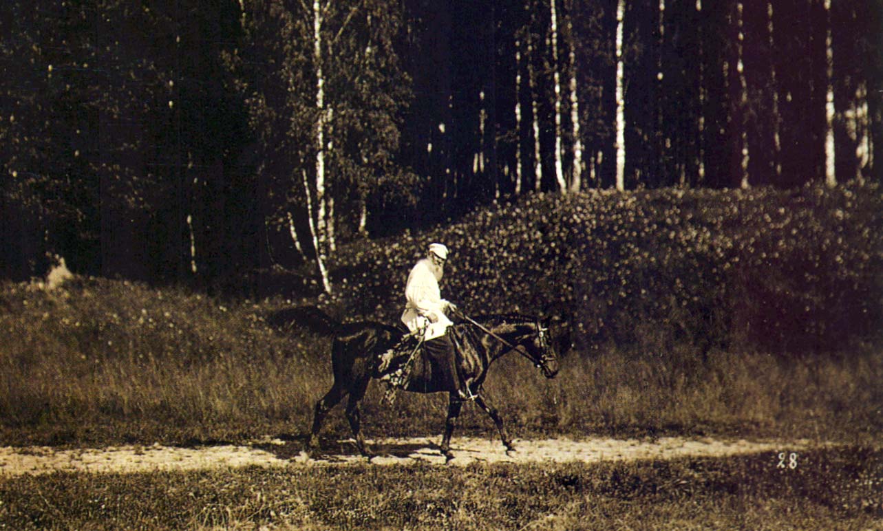 Л.Н. Толстой верхом в окрестностях Ясной Поляны. Фотография К.К. Буллы. 1908 г.