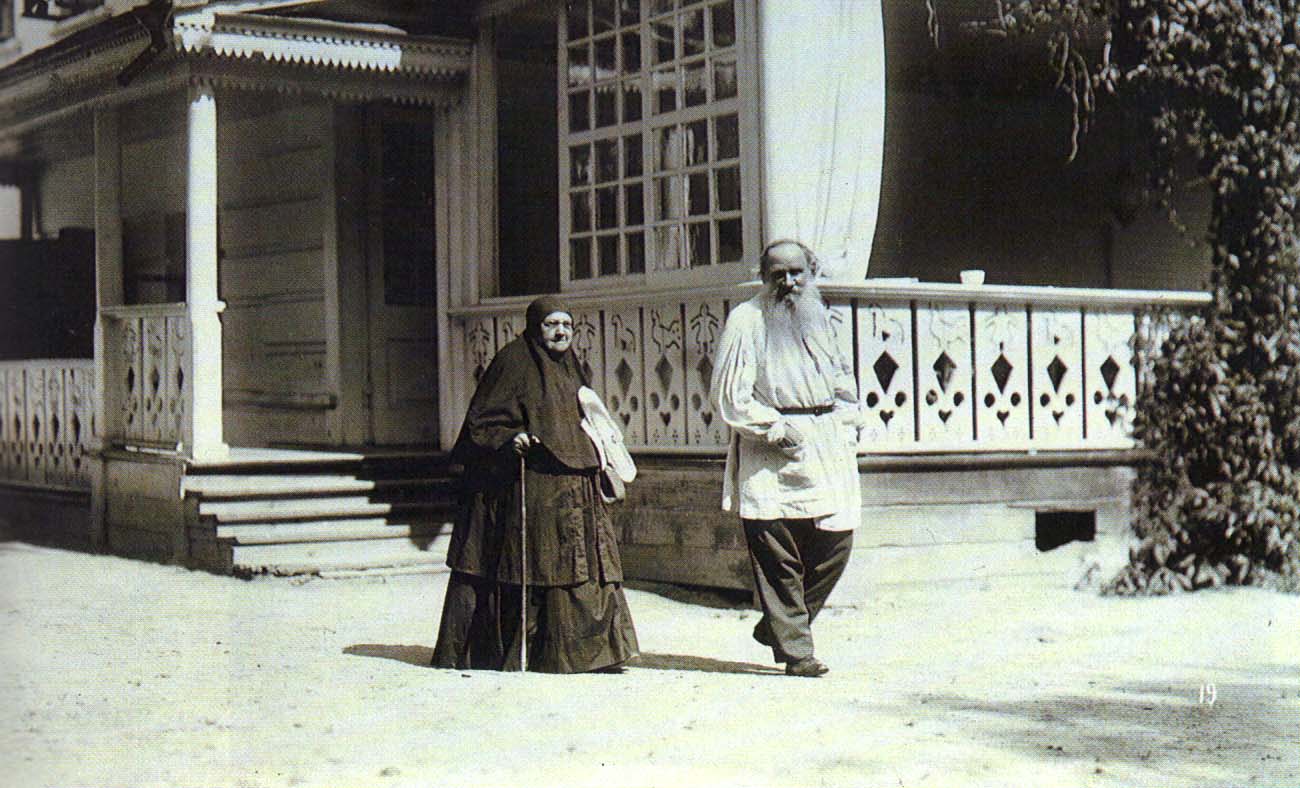 Л.Н. Толстой с сестрой Марией Николаевной. Ясная поляна. Фотография К.К. Буллы. 1908 г.