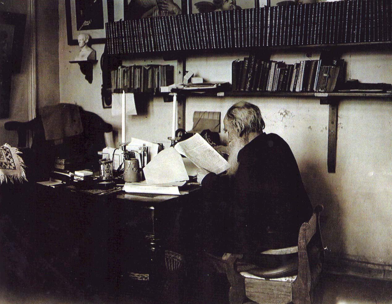 Л.Н. Толстой в кабинете яснополянского дома. Фотография В.Г. Черткова. 1909 г.