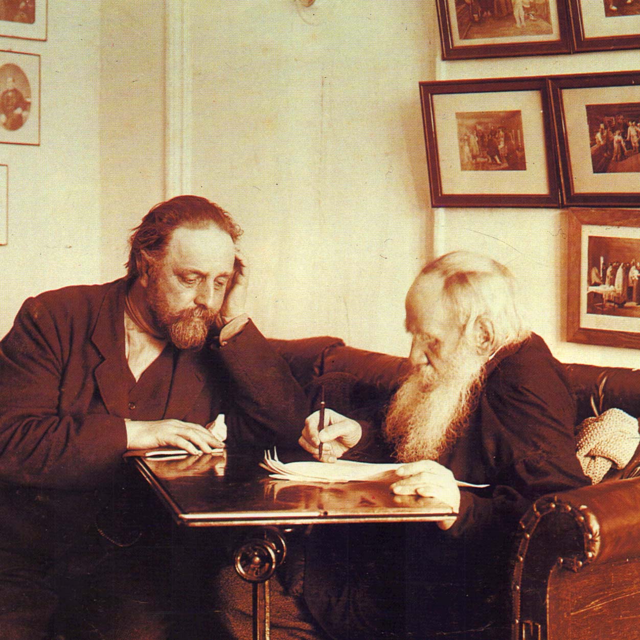 Л.Н. Толстой и В.Г. Чертков в кабинете яснополянского дома. Фотография Т. Тапселя. 1909 г.