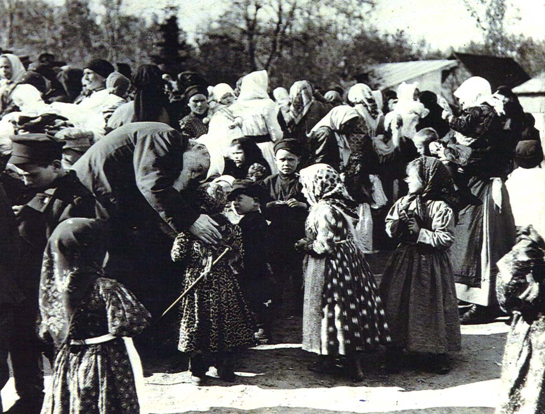 Троицын день в Ясной Поляне. Л.Н. Толстой разговаривает с крестьянской девочкой. Фотография Т. Тапселя. Май 1909 г.