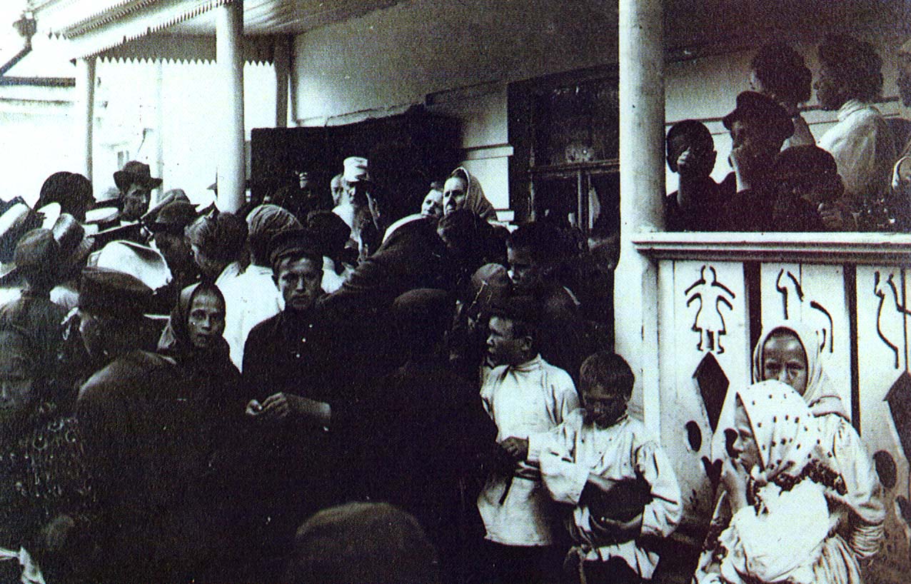 Троицын день в Ясной Поляне. Фотография Т. Тапселя. Май 1909 г.