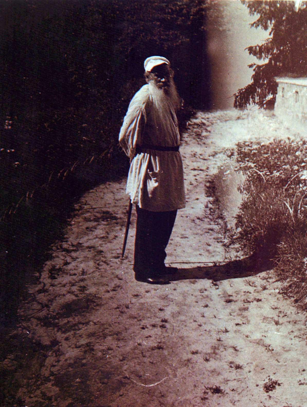 Л.Н. Толстой около дома в Ясной Поляне. Фотография В.Г. Черткова. 1908 г.