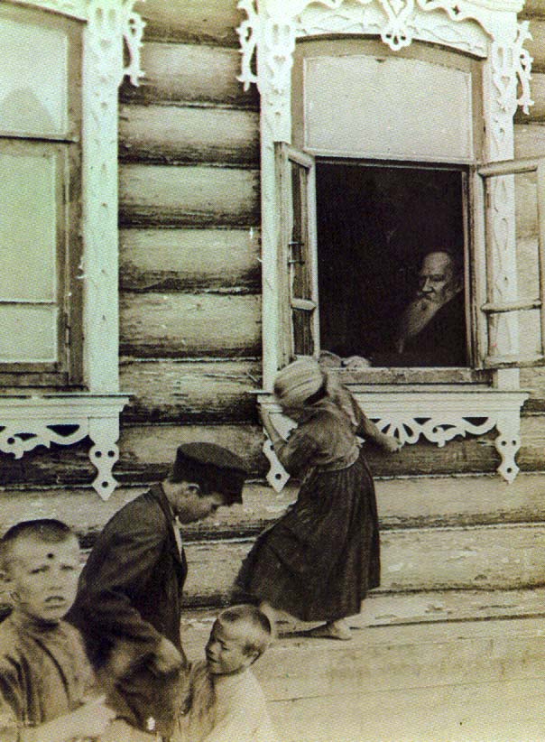 Л.Н. Толстой в крестьянской избе в деревне Ликино (близ Крекшино). Фотография Т. Тапселя. Сентябрь 1909 г.