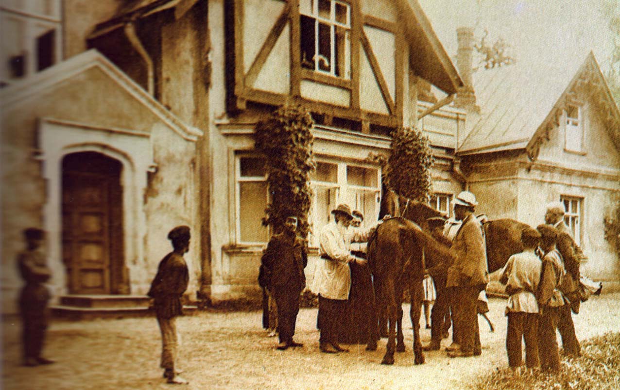 Л.Н. Толстой отправляется на верховую прогулку. Около Л.Н. Толстого стоят С.М. Соломахин и А.Л. Толстая, справа – В.Г. Чертков и Д.П. Маковицкий. Сентябрь 1909 г. Фотография Т. Тапселя.
