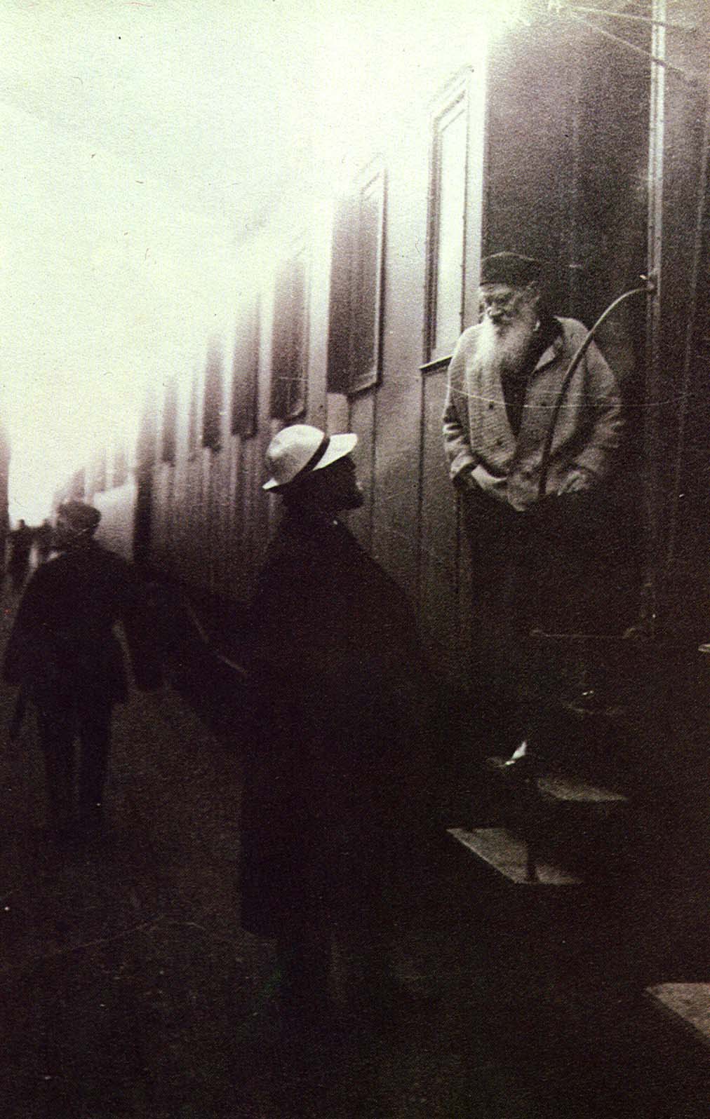 В.Г. Чертков провожает Л.Н. Толстого в Ясную поляну на станции г. Серпухово после заезда в Москву. Фотография Т. Тапселя. Сентябрь 1909 г.