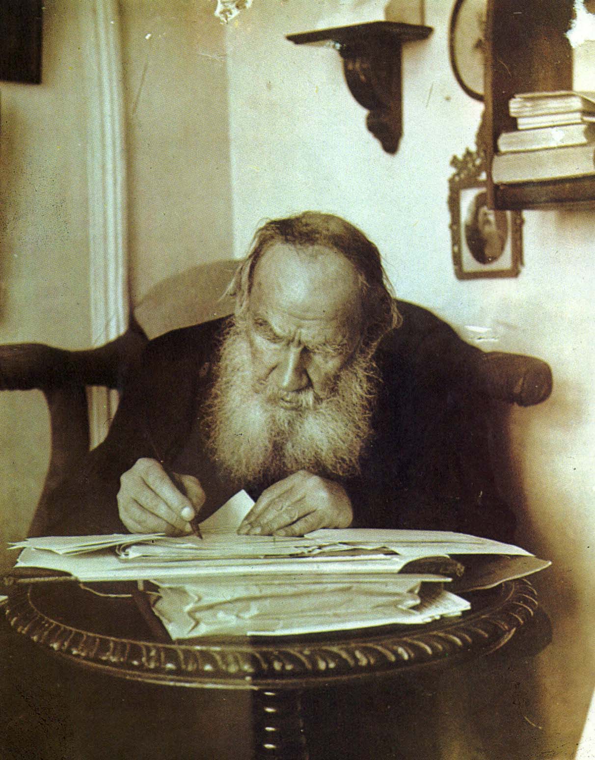 Л.Н. Толстой за работой в кабинете яснополянского дома. Фотография С.А. Толстой. 1909 г.