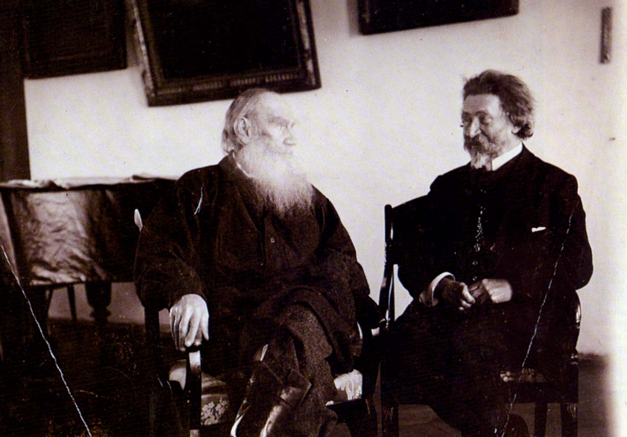 Л.Н. Толстой и И.Е. Репин в зале дома в Ясной Поляне. Фотография С.А. Толстой. Декабрь 1908 г.