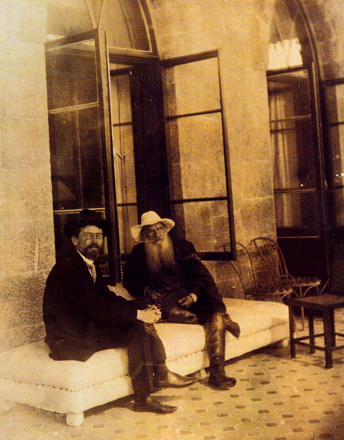 Л.Н. Толстой и А.П. Чехов в Гаспре. Фотография С.А. Толстой. Сентябрь 1901 г.
