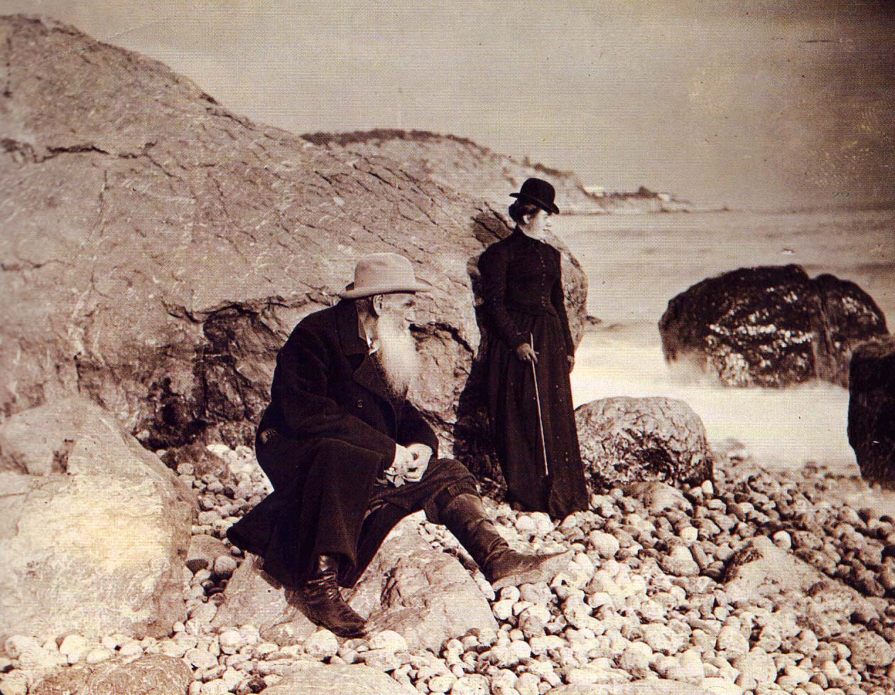 Л.Н. Толстой с дочерью Александрой Львовной. Мисхор (близ Ялты). Фотография С.А. Толстой. Сентябрь 1901 г.
