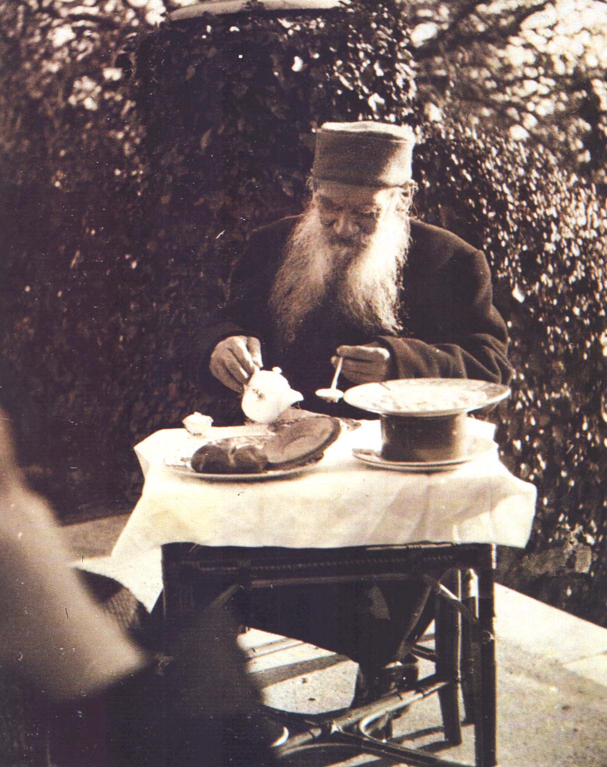 Л.Н. Толстой завтракает на террасе дома в Гаспре. Фотография А.Л. Толстой. 1901 г.