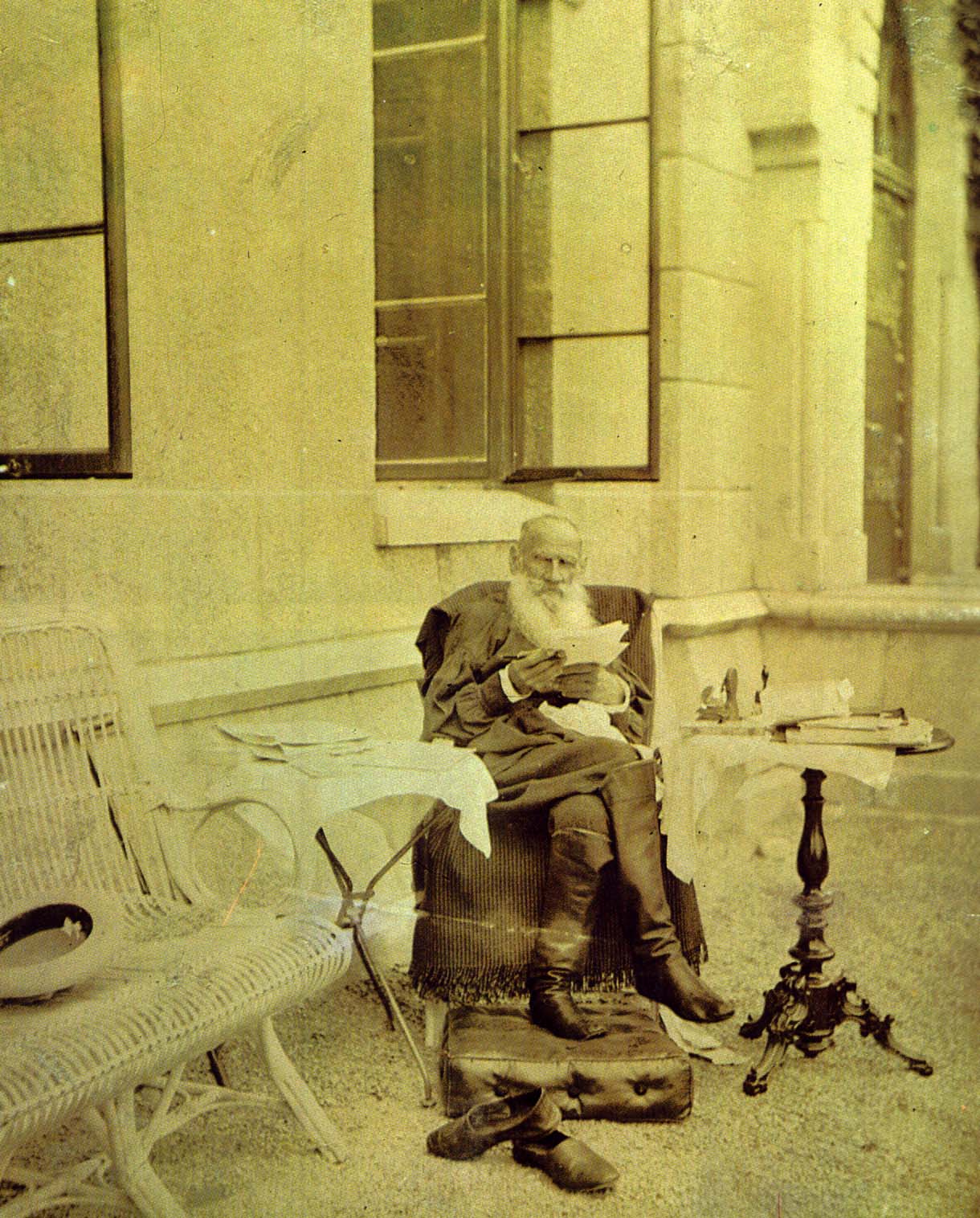 Л.Н. Толстой за работой в Гаспре. Фотография С. А. Толстой. Июнь 1902 г.
