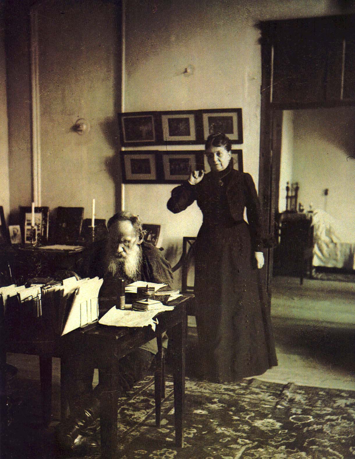 Л.Н. и С.А. Толстые в кабинете дома в Ясной Поляне. Фотография фирмы «Шерер, Набгольц и К». 1902 г.