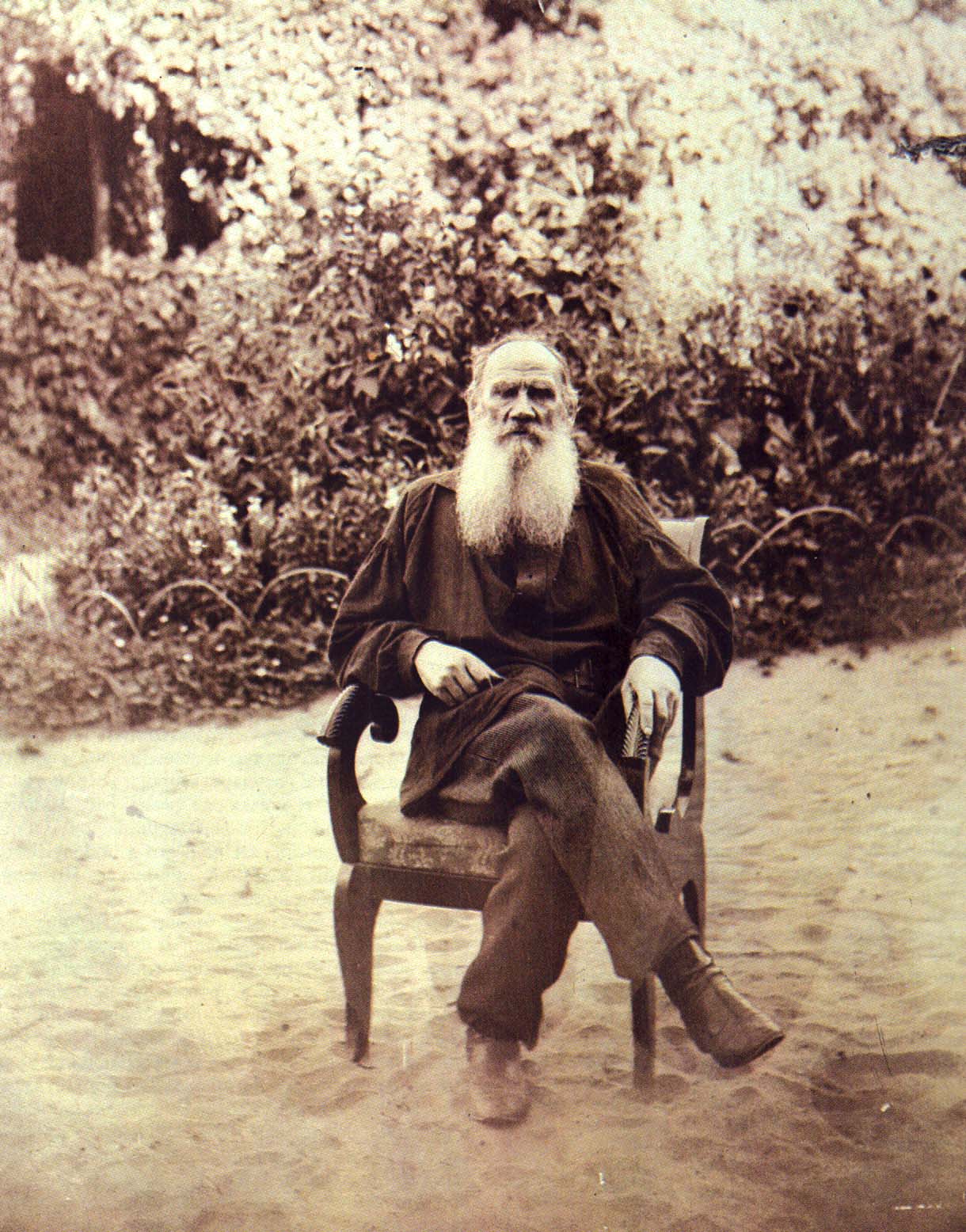 Л.Н. Толстой. Ясная Поляна. Фотография С.А. Толстой. 1900 г.