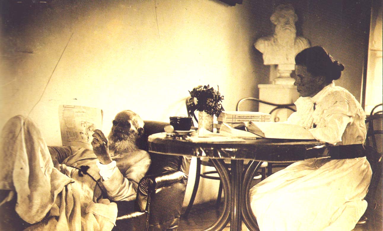 Л.Н. Толстой с дочерью Марией Львовной в зале яснополянского дома. Фотография С.А. Толстой. 1901 г.