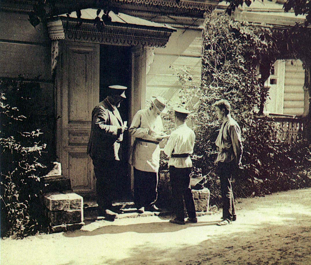 Л.Н. Толстой принимает почту. Июнь 1910 г. Имение Отрадное близ села Мещерское. Фотография Т. Тапселя. Слева В.Г. Чертков, справа Л.П. Сергеенко.