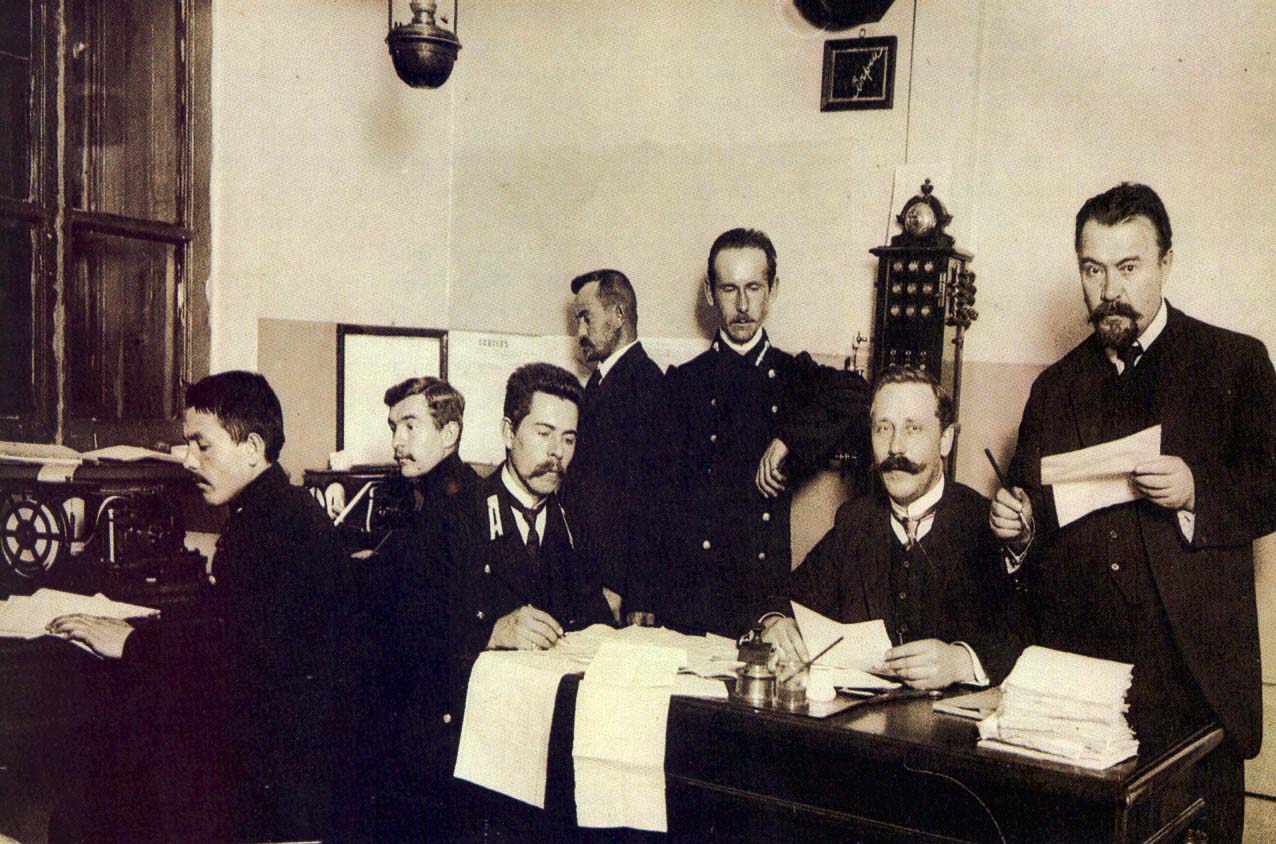 Телеграфисты и корреспонденты на станции «Астапово».  Фотография С.Г. Смирнова. 3 - 8 ноября 1910 г.