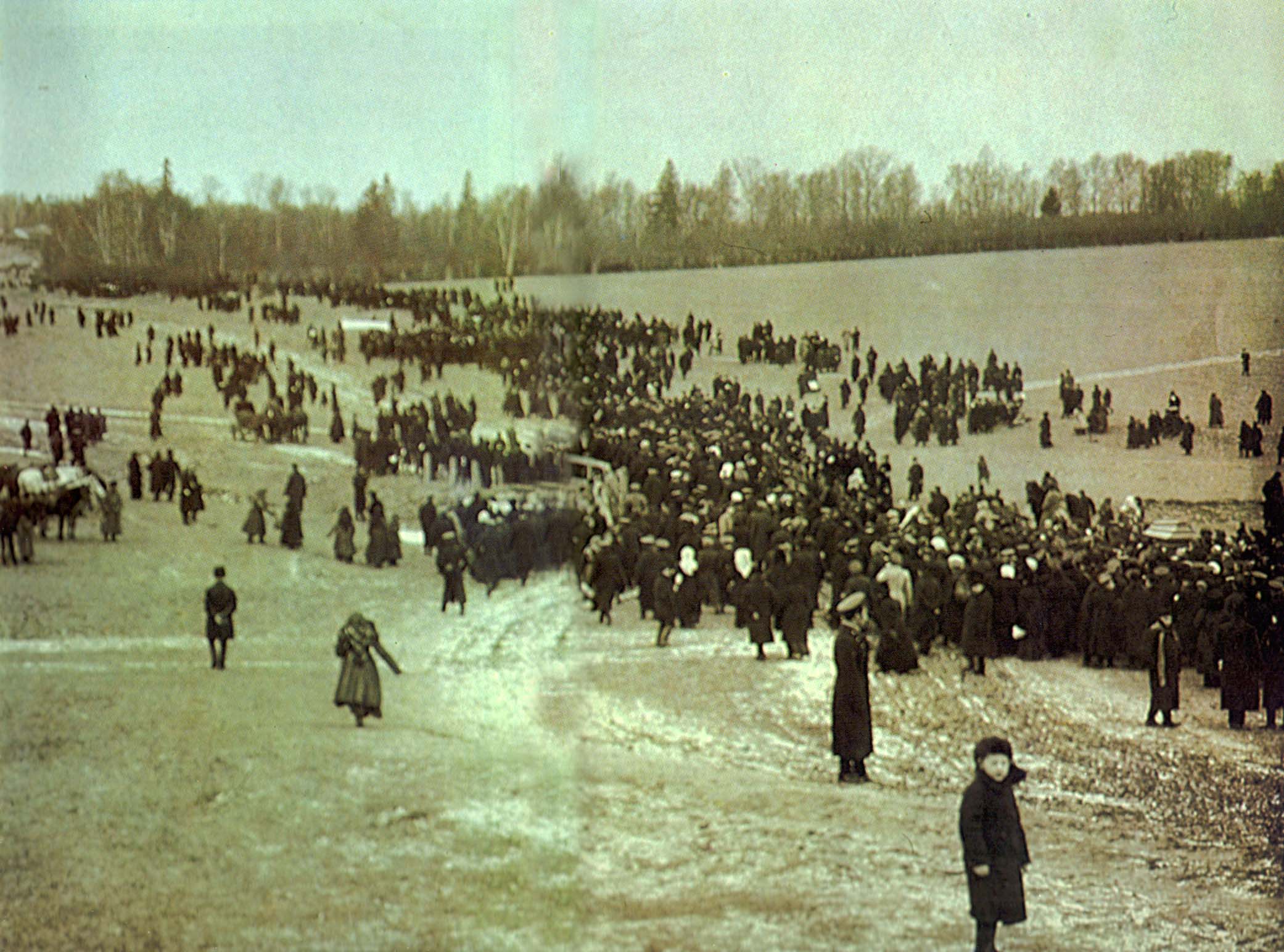 Похоронная процессия по дороге от станции «Засека» в Ясную Поляну. Фотография А.И. Савельева. 9 ноября 1910 г.
