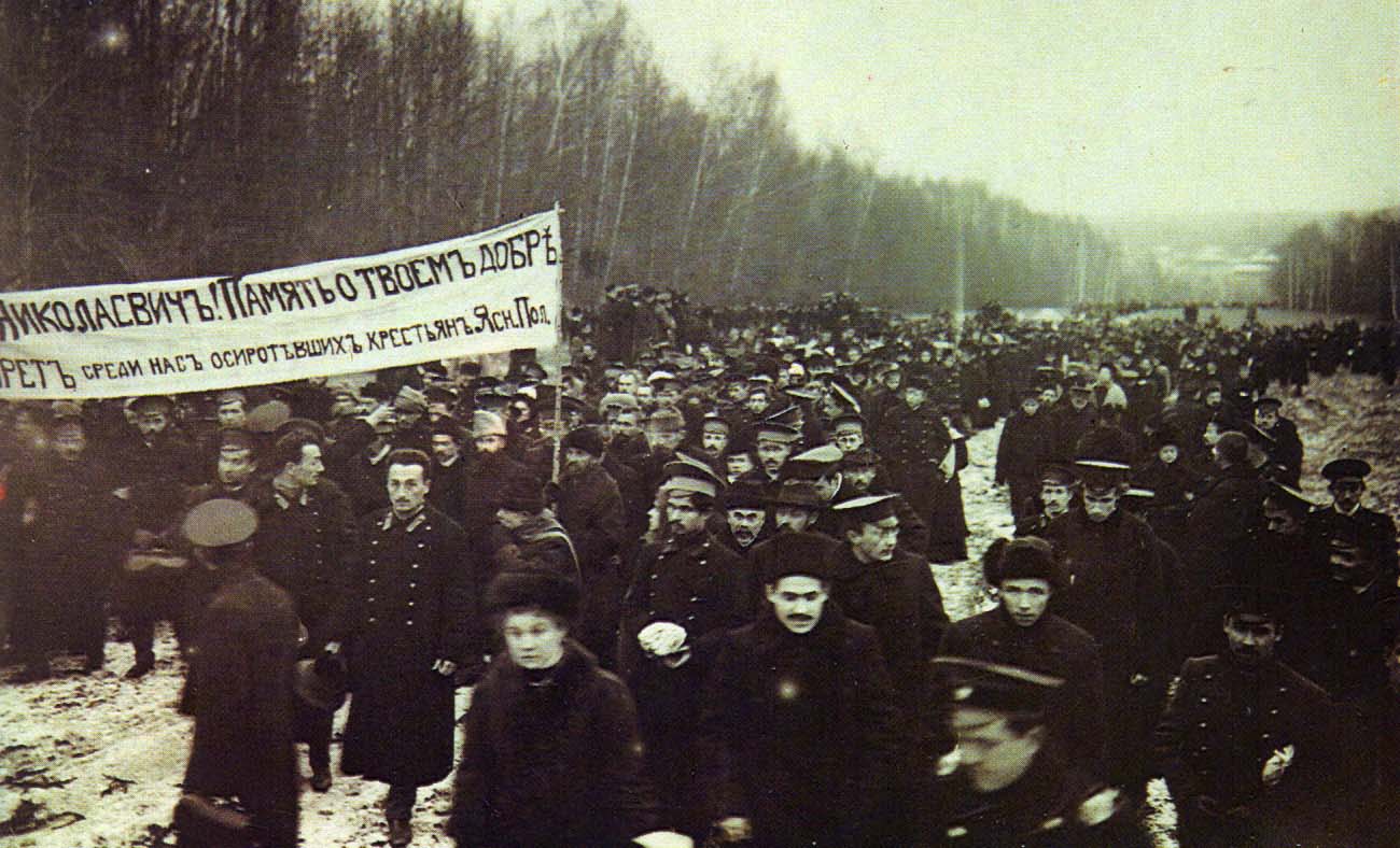 Похоронная процессия по дороге от станции «Засека» в Ясную Поляну. Фотография А.И. Савельева. 9 ноября 1910 г.
