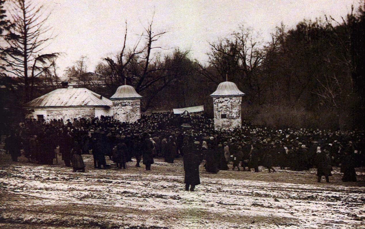Похоронная процессия у въездных башен усадьбы Ясная Поляна. Фотография А.И. Савельева. 9 ноября 1910 г.