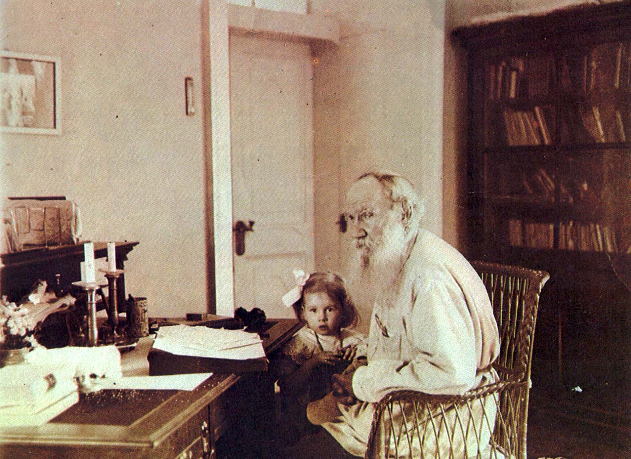 Л.Н. Толстой с внучкой Танечкой в имении Кочеты.  Фотография В.Г. Черткова. Май 1910 г.