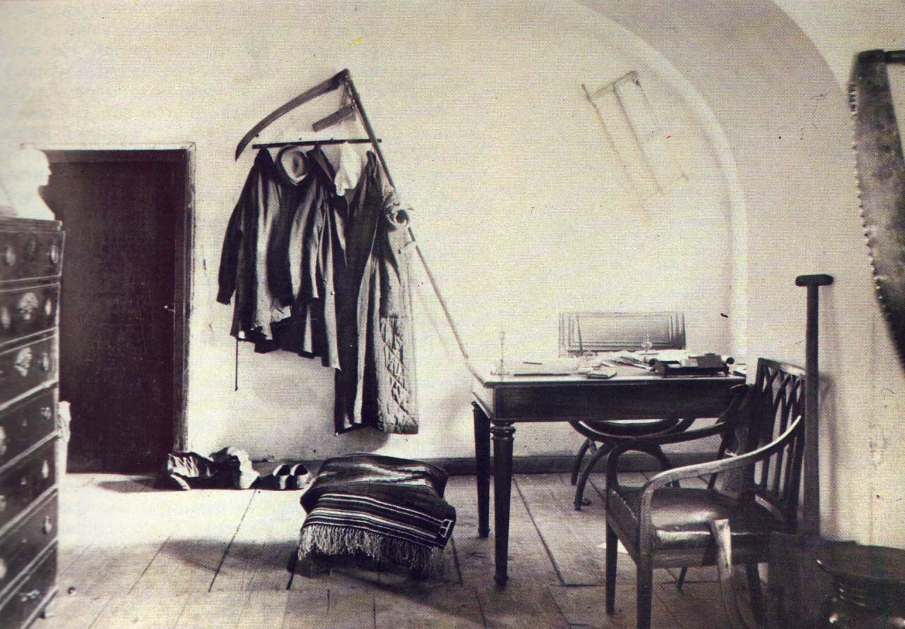 «Комната под сводами» в яснополянском доме, где были написаны Л.Н. Толстым первые главы романа «Война и мир».