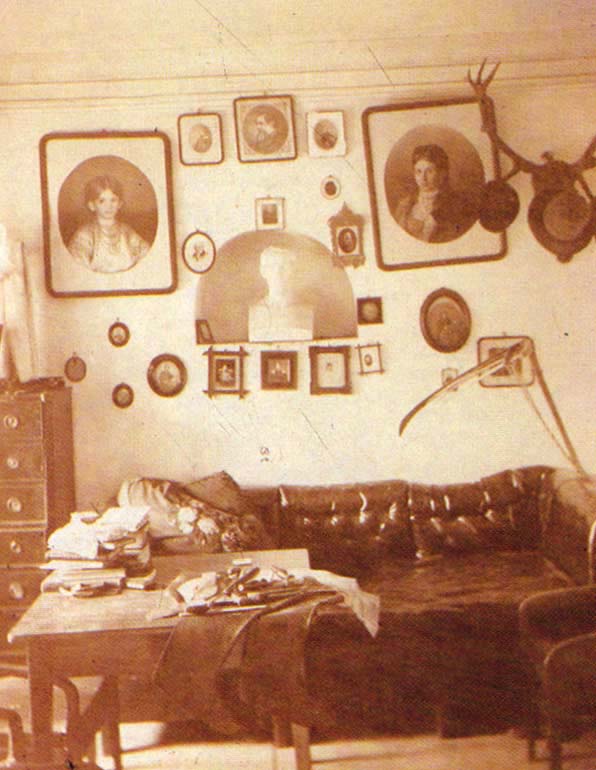 «Комната для приезжающих» в яснополянском доме, которая служила кабинетом Л.Н. Толстого в период его работы над «Анной Карениной». Фотография М.А. Стаховича. 1887 г.