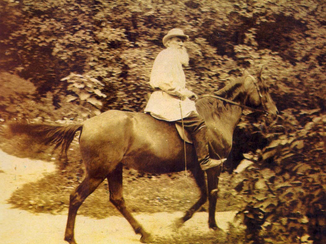 Л.Н. Толстой верхом на лошади около яснополянского дома. Фотография А.Л. Толстой. 1903 г.