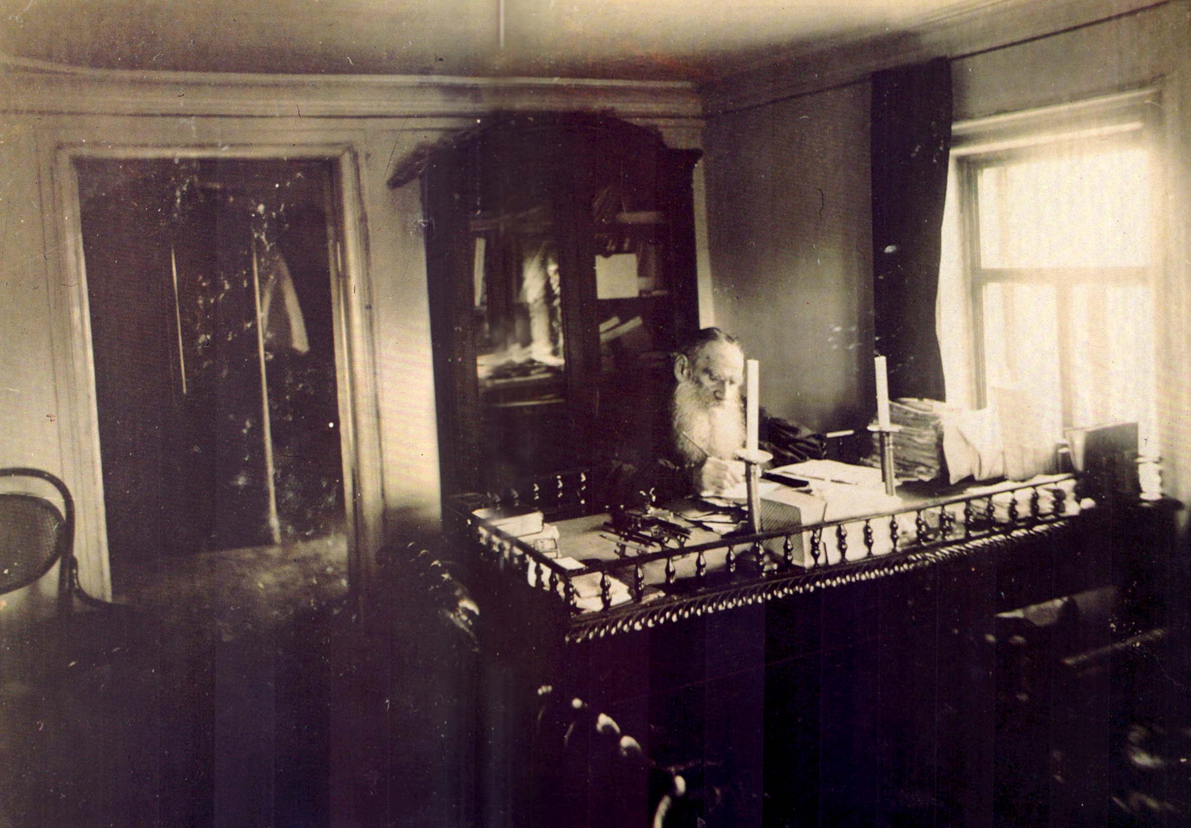 Л.Н. Толстой за работой в кабинете своего московского дома. Фотография П.В. Преображенского. 1898 г. Это единственная фотография писателя, снятая в кабинете хамовнического дома.