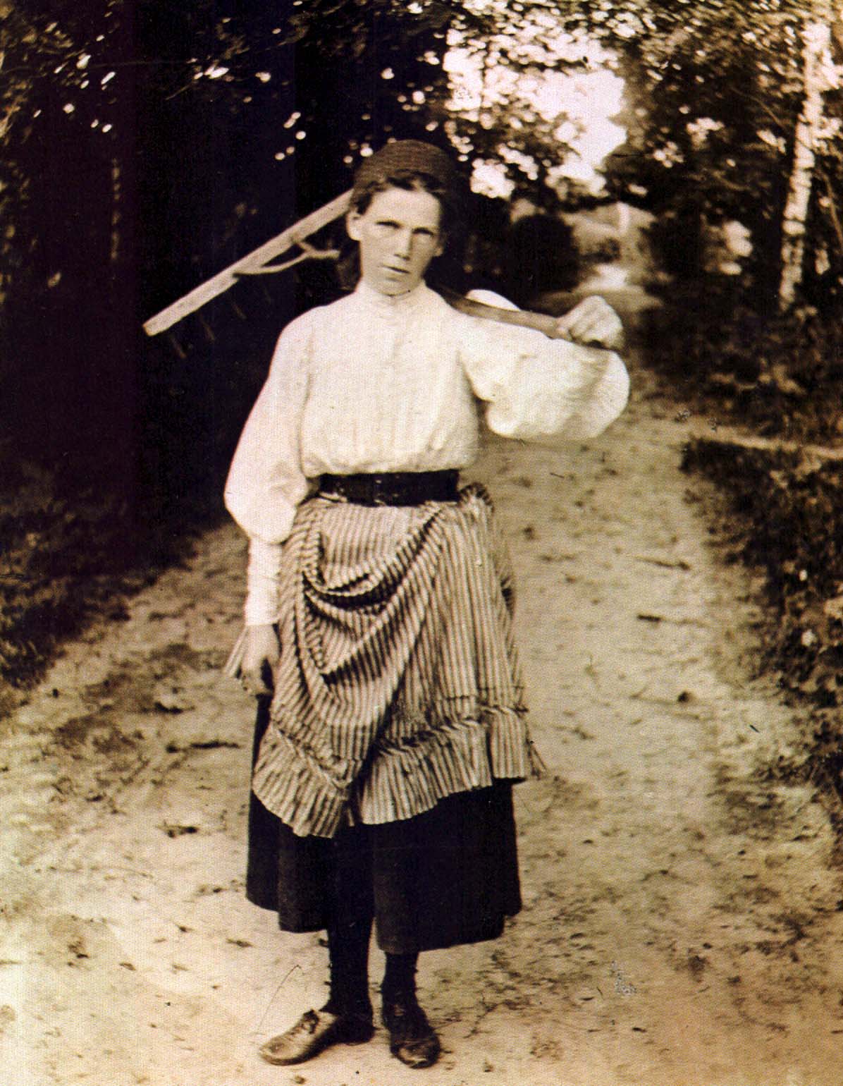 Мария Львовна Толстая (1871-1906), дочь Л.Н. Толстого. Ясная Поляна. Фотография П.И. Бирюкова. 1895 г.