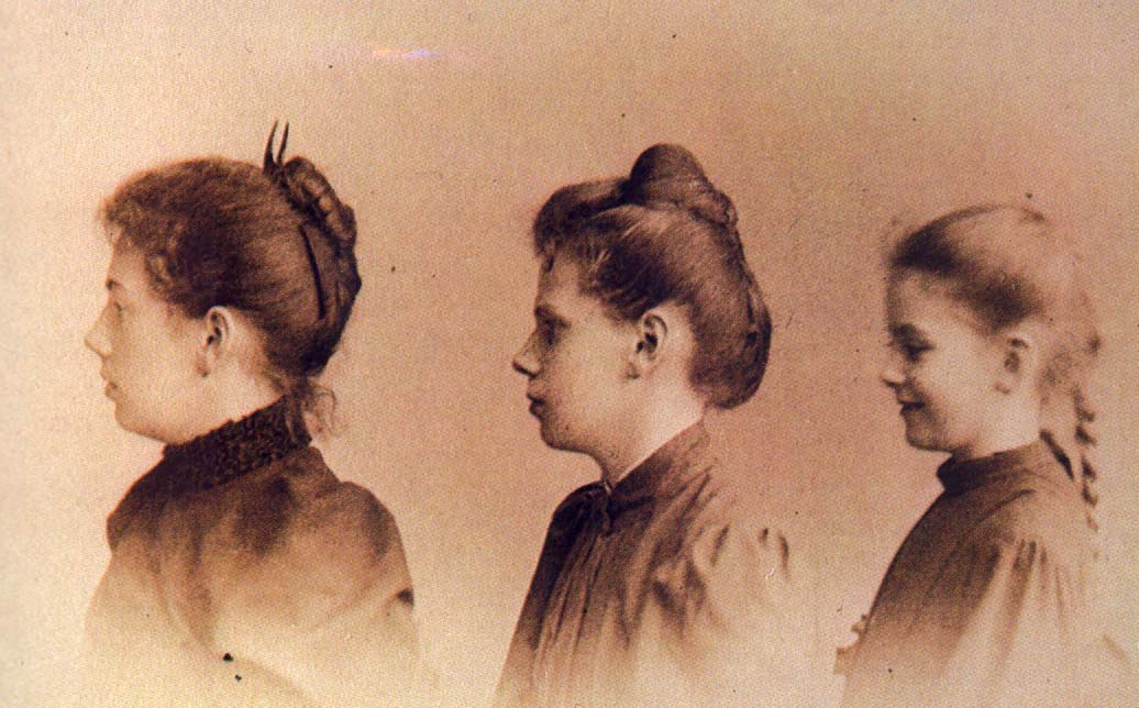 Дочери Л.Н. и С.А. Толстых. Татьяна, Мария, Александра (слева направо). Фотография Д.Асикритова. 1892 г.